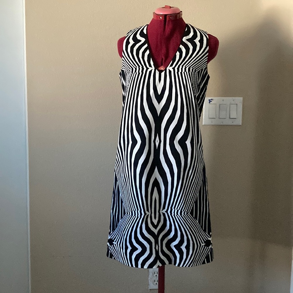 Joe Fresh Size 2 black & white sleeveless dress, side zip V neck 2 side pockets